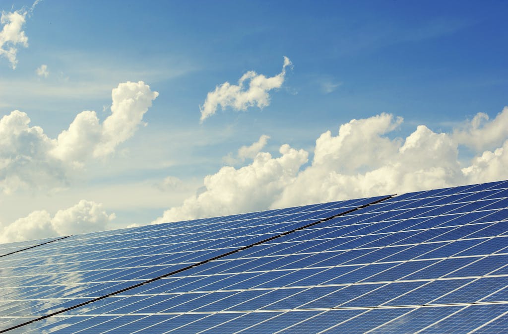 Nouvel arrêté tarifaire en vigueur au 1ᵉʳ mai 2024 pour le photovoltaïque : Investissement et rémunération 2 Panneaux Photovoltaïques Spec Occitanie